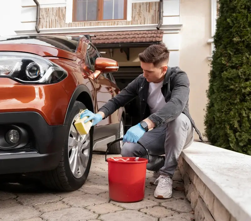 Lavage auto à domicile Le Plessis-Dorin : professionnel intervenant sur un véhicule